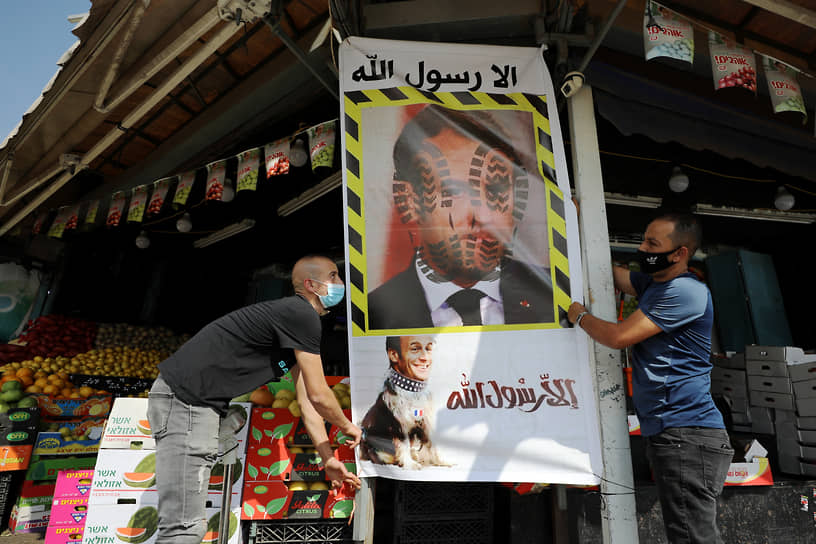 В Газе двери французского посольства заклеили плакатами с призывами бойкотировать все французское