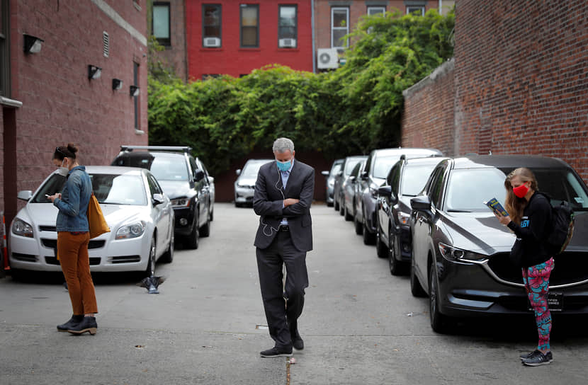 Нью-Йорк, США. Мэр Билл де Блазио стоит в очереди на избирательный участок вместе с другими жителями города 