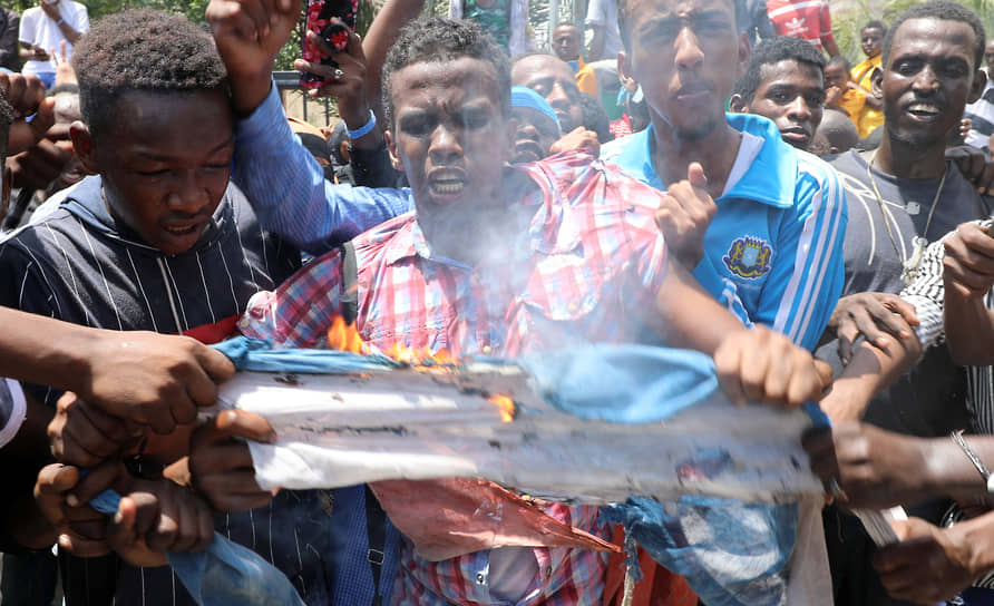 Жители сомалийского Могадишо и других городов перегородили движение на нескольких дорожных магистралях. Они выкрикивали антифранцузские лозунги и сжигали флаги Франции и портреты Эмманюэля Макрона
