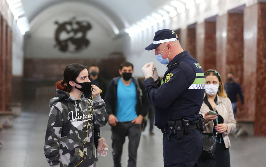 Полицейские следят за соблюдением масочного режима в метро Тбилиси