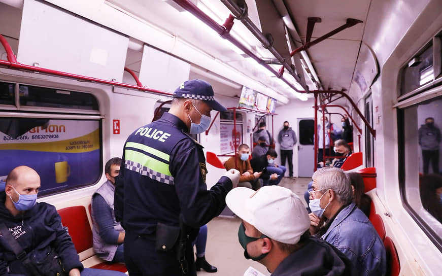 В тбилисском метро тщательно следят за соблюдением масочного режима