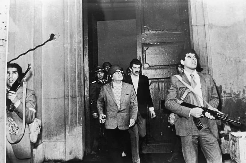 Президент Сальвадор Альенде (в центре, в каске) в последний день своего правления – 11 сентября 1973 года