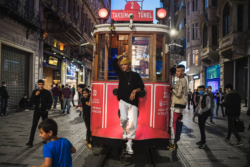 22 октября. Стамбул, Турция. Трамвай в районе Бейоглу