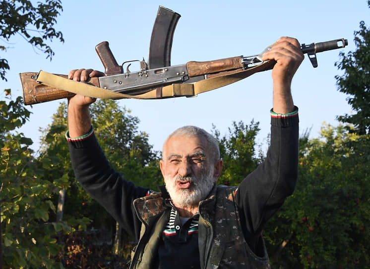 14 октября. Нагорный Карабах. Местный житель с оружием