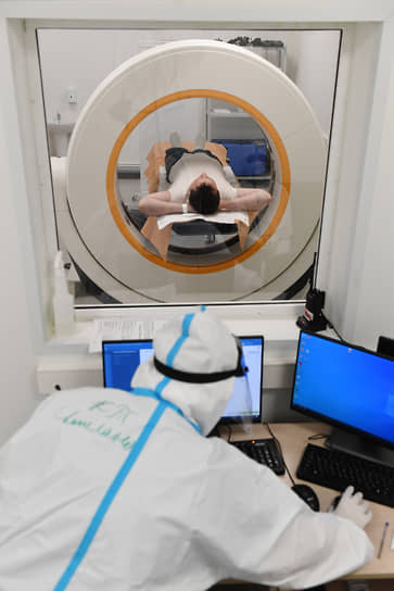 Пациенту делают компьютерную томографию 