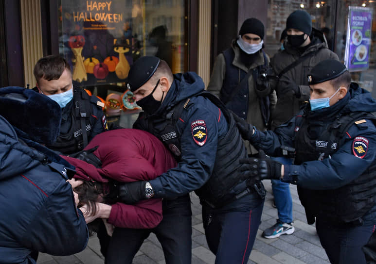 Москва. Полицейские задерживают участников несанкционированной акции мусульман у посольства Франции
