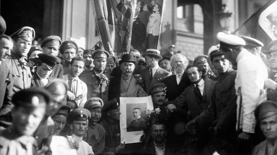 «Назначение Керенского (на фото — патриотическая манифестация, участник которой держит его портрет) председателем Совета Министров всеми приветствуется»