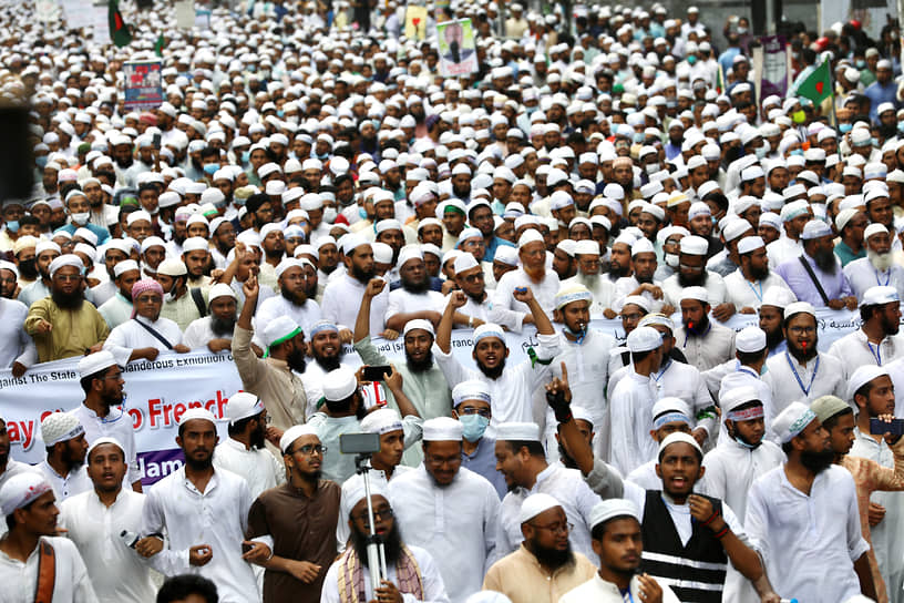 Дакка, Бангладеш. Мусульмане участвуют в антифранцузской акции протеста 