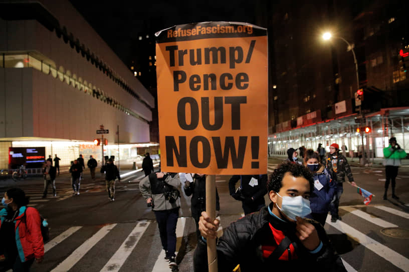 Протестующий с плакатом против республиканского тандема Трамп-Пенс в Нью-Йорке