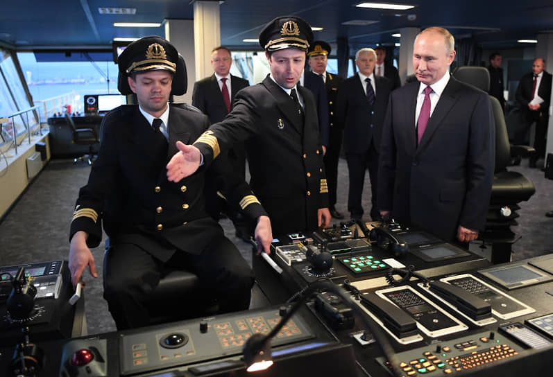 Президент России Владимир Путин во время посещения нового ледокола «Виктор Черномырдин»