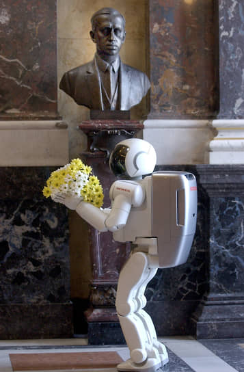 Благодарный робот производства компании Honda возлагает цветы к бюсту Карела Чапека в Национальном музее в Праге