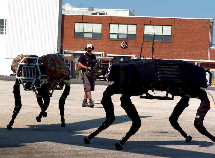 Придуманный Рэем Бредбери механический пес в 2005 году стал реальностью. Правда, созданный Boston Dynamics робот-собака BigDog предназначен не для погонь за преступниками и их уничтожения, а для помощи военнослужащим в переноске снаряжения