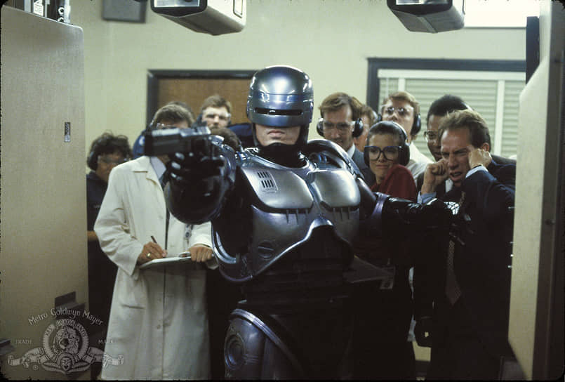 Робокоп в фильме 1987 года подчинялся не трем законам робототехники, а трем директивам – служить обществу; защищать невиновных; соблюдать закон. Была также четвертая, секретная директива. В последующих фильмах серии число директив увеличилось