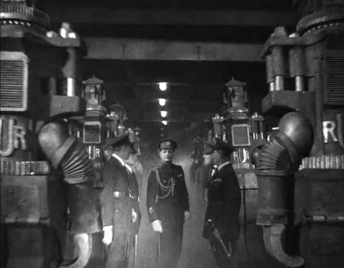 «Гибель сенсации»  (1935 год) стал первым советским фильмом, в котором действуют роботы. У фильма е хэппи-энд – пролетариат превращает роботов из штрейкбрехеров в союзников в борьбе с капиталом