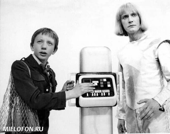 Робот Вертер (справа) соблюдает законы робототехники и, в отличие от андроидов Филипа Дика, не лишен человеческих чувств. Правда, создатели этого робота явно не доработали его речевой модуль. «Гостья из будущего», 1985 год