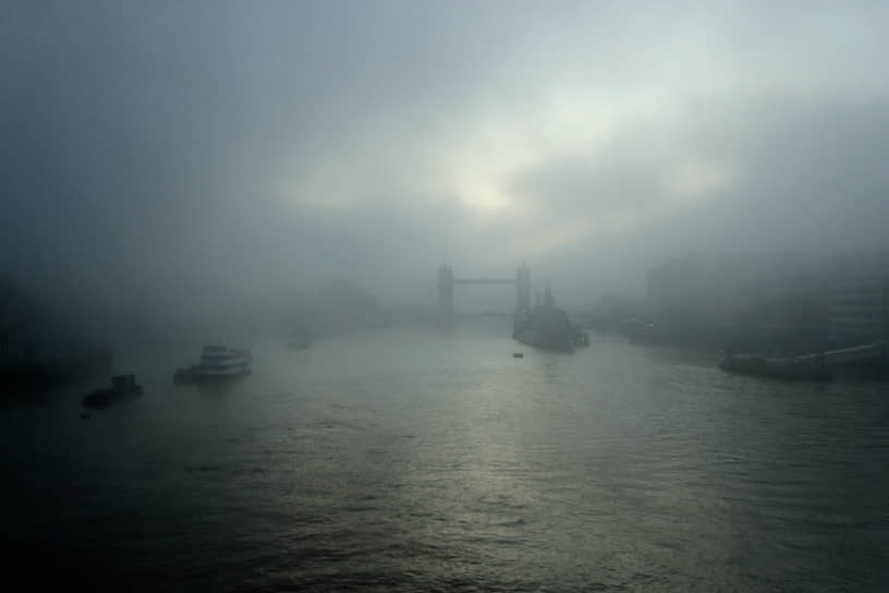 Лондон, Великобритания. Тауэрский мост в тумане 