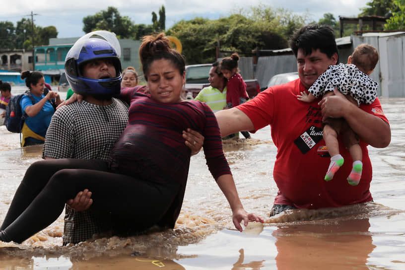 Ла Планета, Гондурас. Местные жители эвакуируются из-за наводнения, вызванного ураганом 