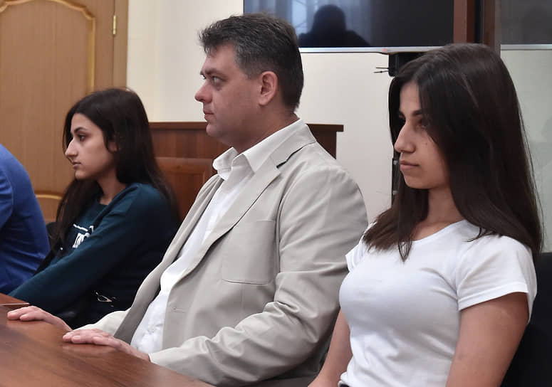 Обвиняемые Ангелина (справа) и Крестина Хачатурян