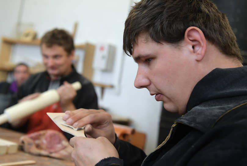 Подопечный благотворительной организации «Росток» Андрей во время работы в столярной мастерской