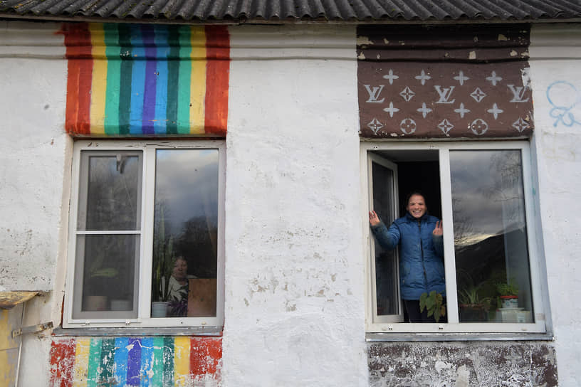 Подопечная Псковской региональной общественной благотворительной организации "Росток" в окне дома с сопровождаемым проживанием в окрестностях Порхова.