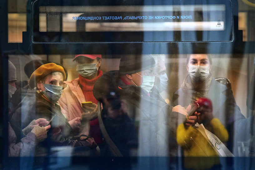 Москва. Пассажиры автобуса в медицинских масках