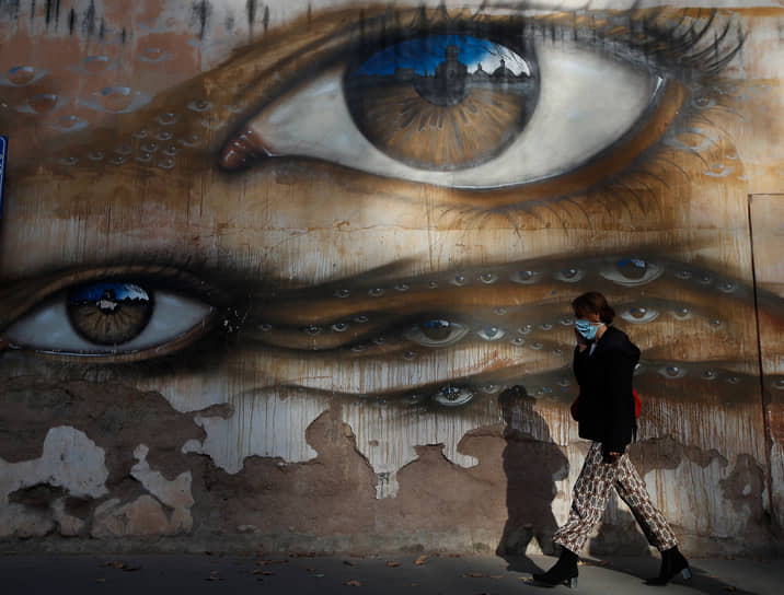 Рим, Италия. Женщина возле граффити уличного художника