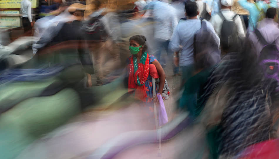Мумбаи, Индия. Женщина просит милостыню