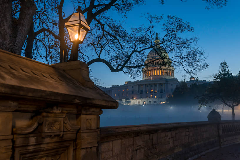Вашингтон, США. Туман у Капитолия