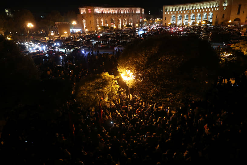 Ночные протесты у здания парламента в Ереване