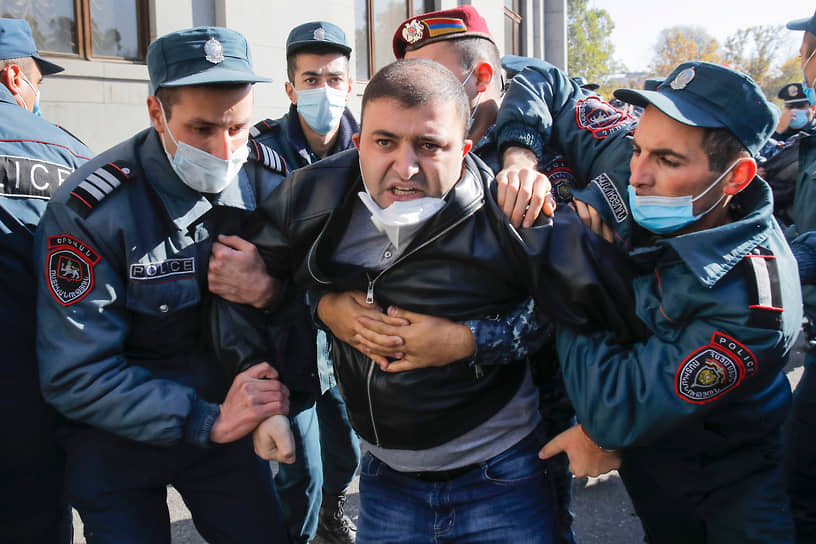 Задержание участника акции протеста в Ереване