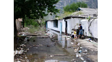 Жители села Ирганай на затопленной улице в 2008 году
