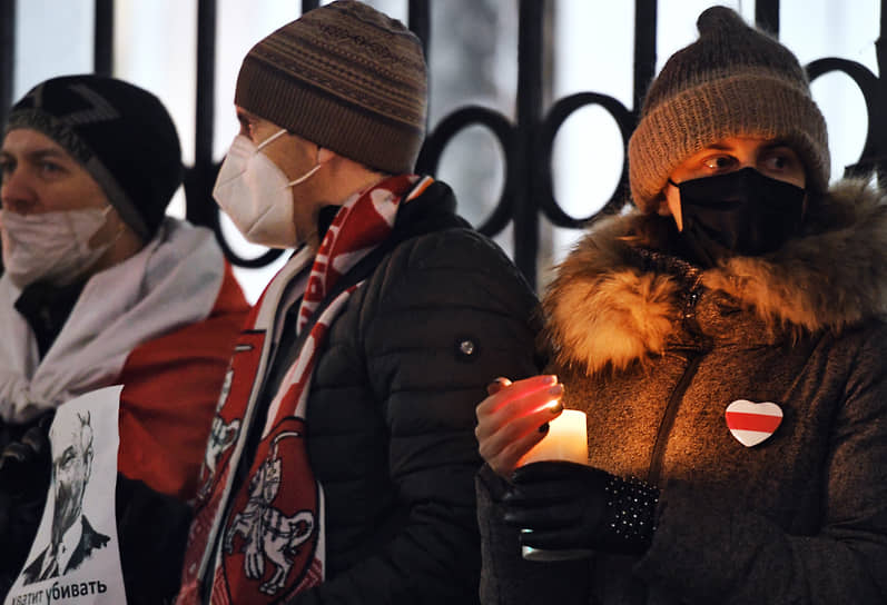 Акция в память о погибшем 12 ноября активисте Романе Бондаренко у посольства Белоруссии в Москве