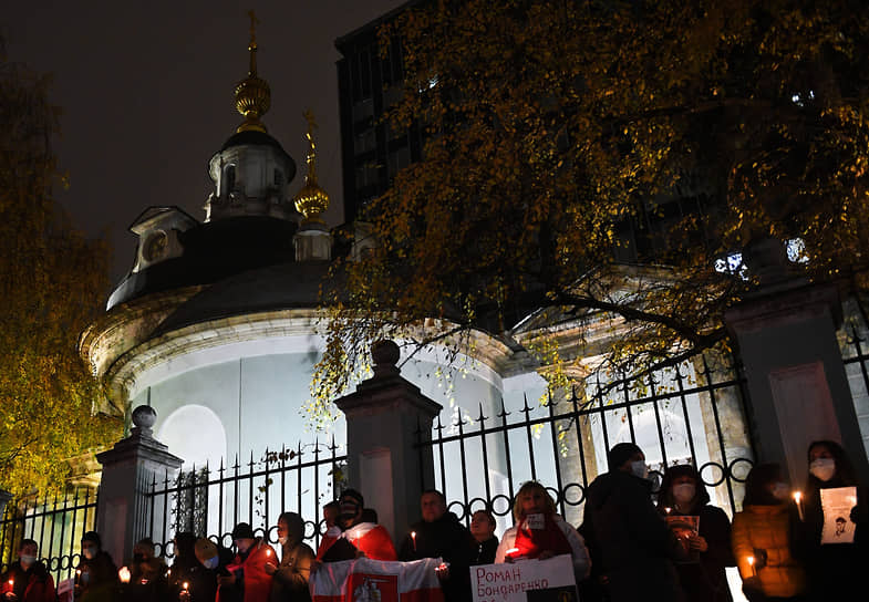 Акция у посольства Белоруссии в Москве в память о погибшем 12 ноября активисте Романе Бондаренко