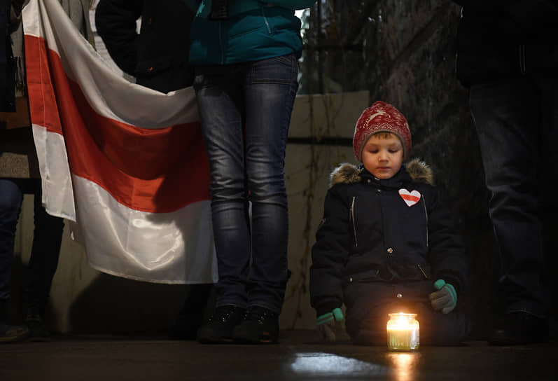 Акция у посольства Белоруссии в Москве в память о погибшем 12 ноября активисте Романе Бондаренко