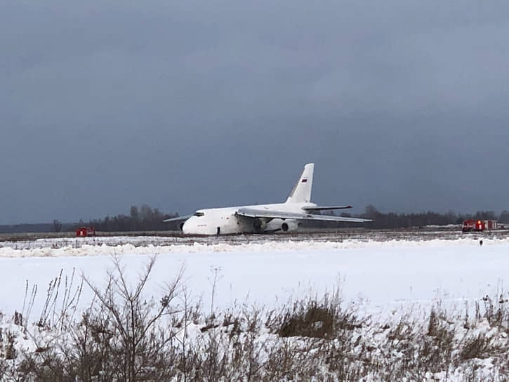 Самолет Ан-124 на взлетной полосе после экстренной посадки