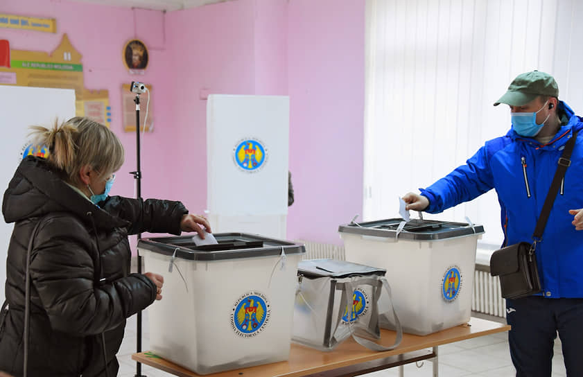 Голосование на одном из избирательных участков Молдавии