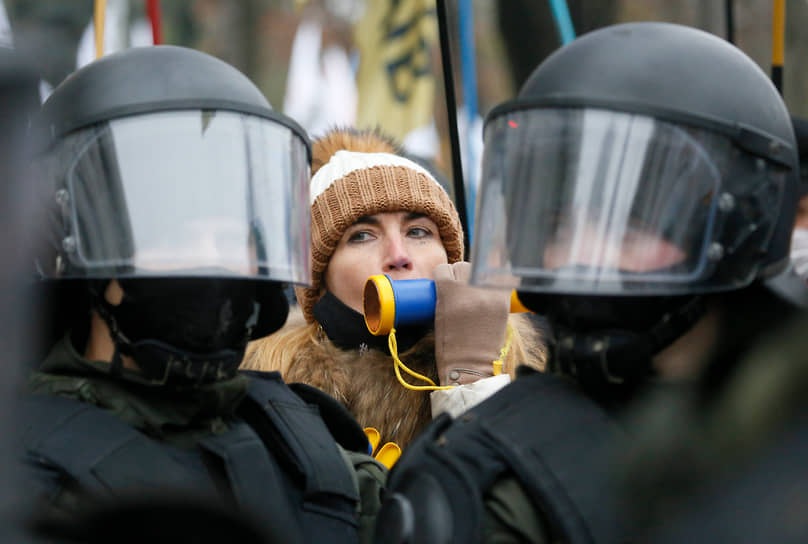 Киев, Украина. Протестующая дует в свисток