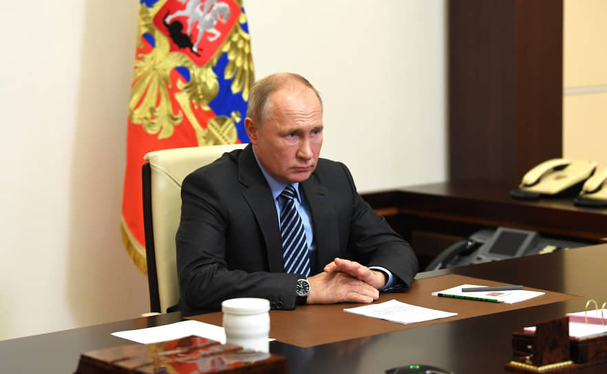 Президент России Владимир Путин во время совещания по решению гуманитарных вопросов в районе Нагорного Карабаха