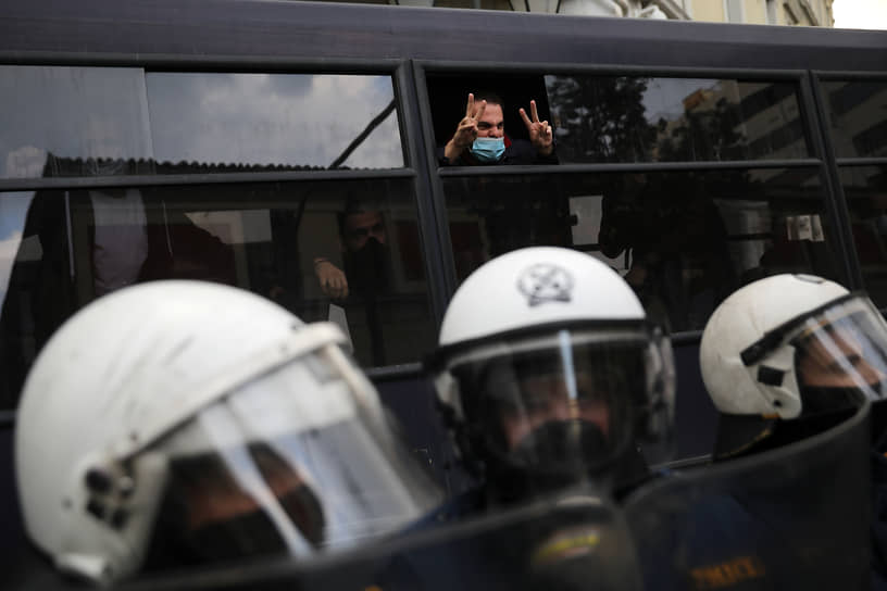 Афины, Греция. Задержанный на акции протеста демонстрант