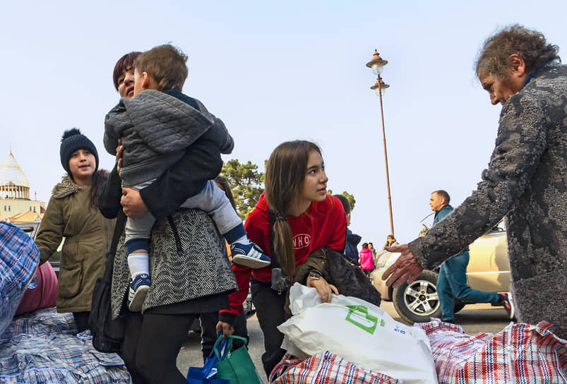 Беженцы, вернувшиеся в Степанакерт на нескольких автобусах из Армении
