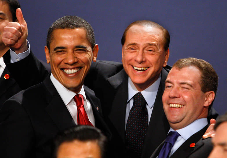 Слева направо: президент США Барак Обама, премьер-министр Италии Сильвио Берлускони, президент России Дмитрий Медведев на саммите G20 в 2009 году