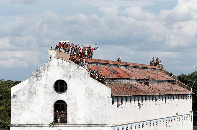Коломбо, Шри-Ланка. Акция протеста арестованных на крыше тюрьмы 