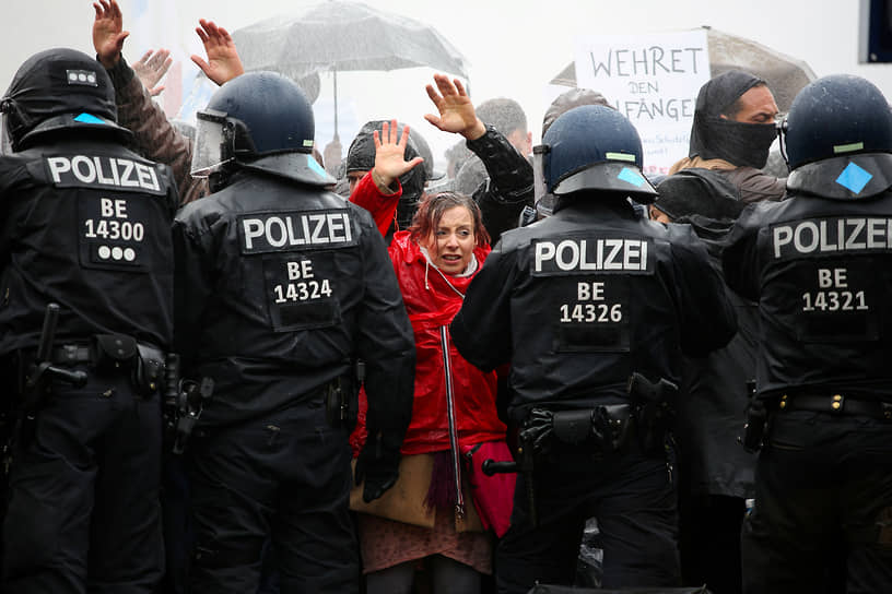 Берлин, Германия. Полиция и участники демонстрации против коронавирусных ограничений 