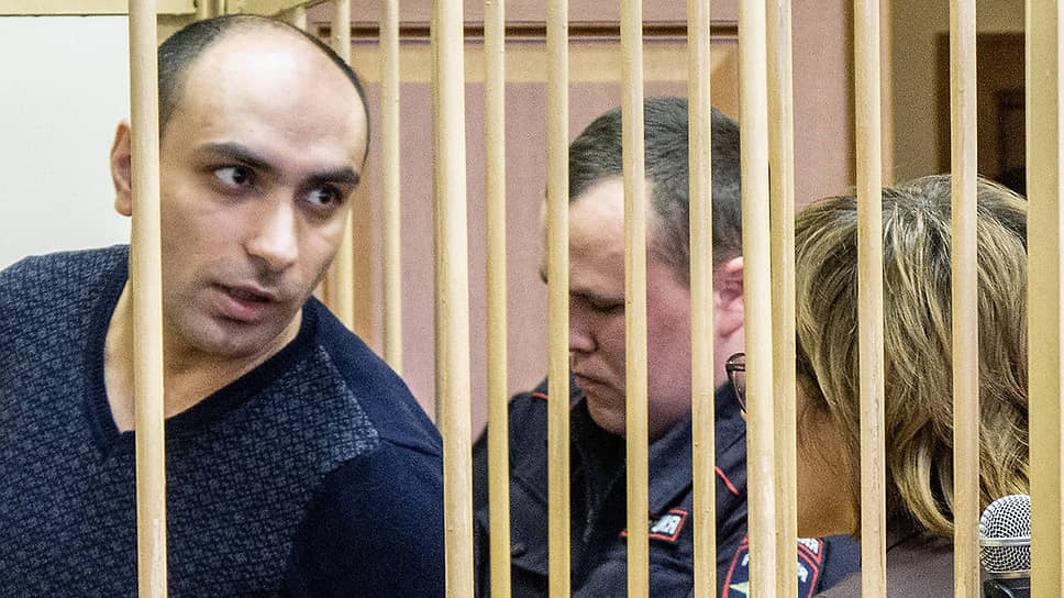 Бывший заместитель врио начальника ИК-1 ФСИН России по Ярославской области Игит Михайлов (слева)