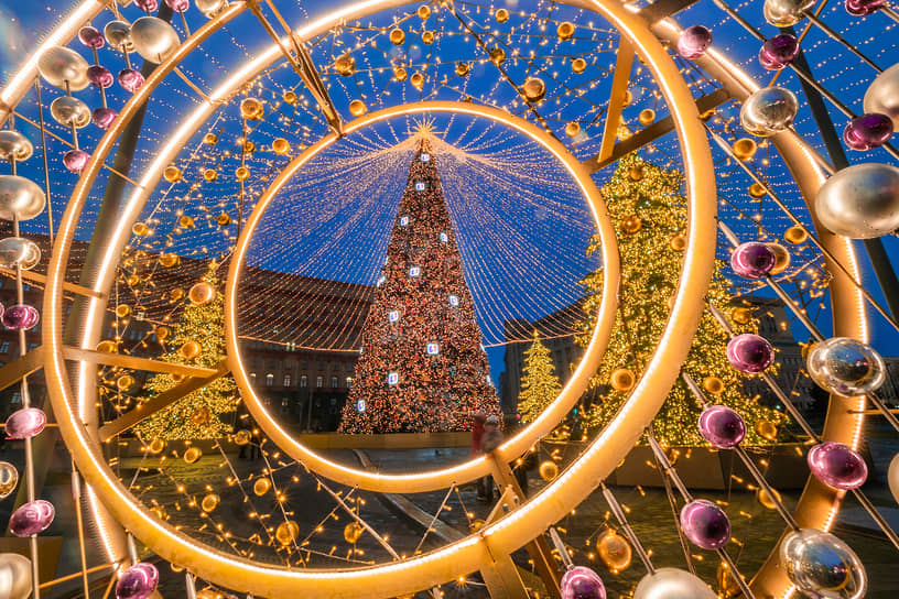 Новогодняя елка на Лубянской площади в декабре 2019 года