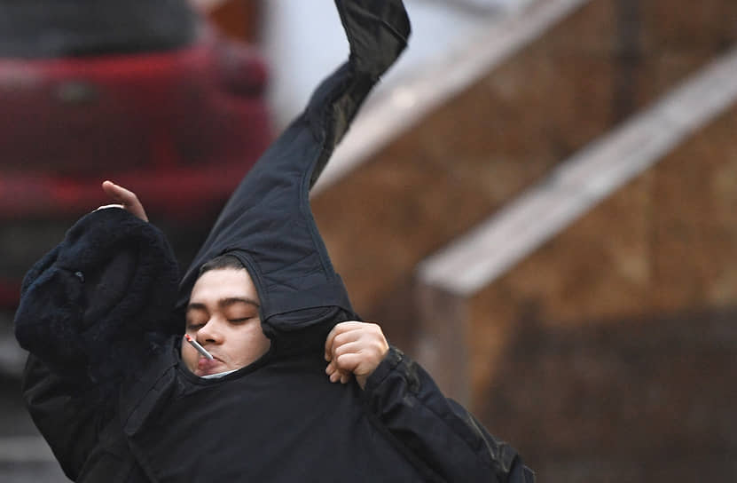 Москва. Сотрудник полиции надевает бронежилет перед тем, как вести заключенного в суд