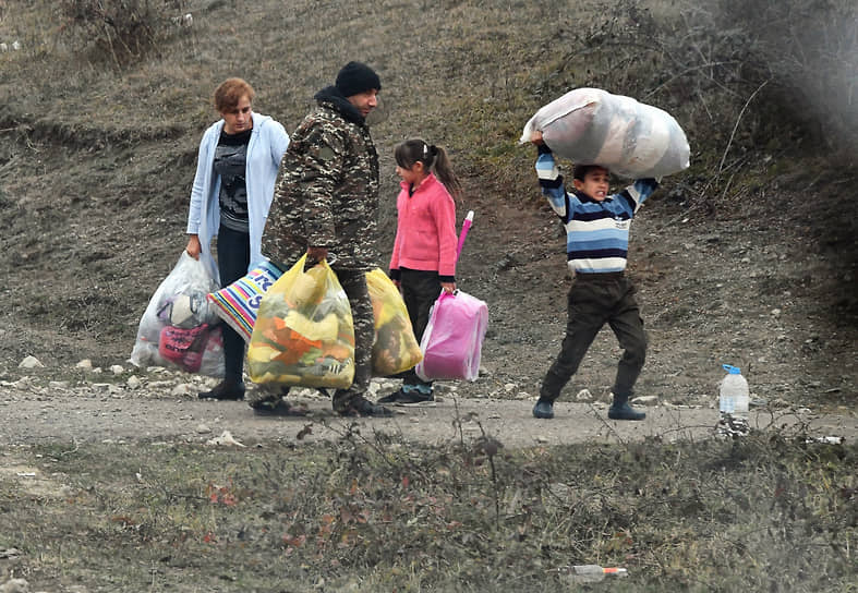 Кельбаджарский район, Нагорный Карабах. Беженцы с вещами 