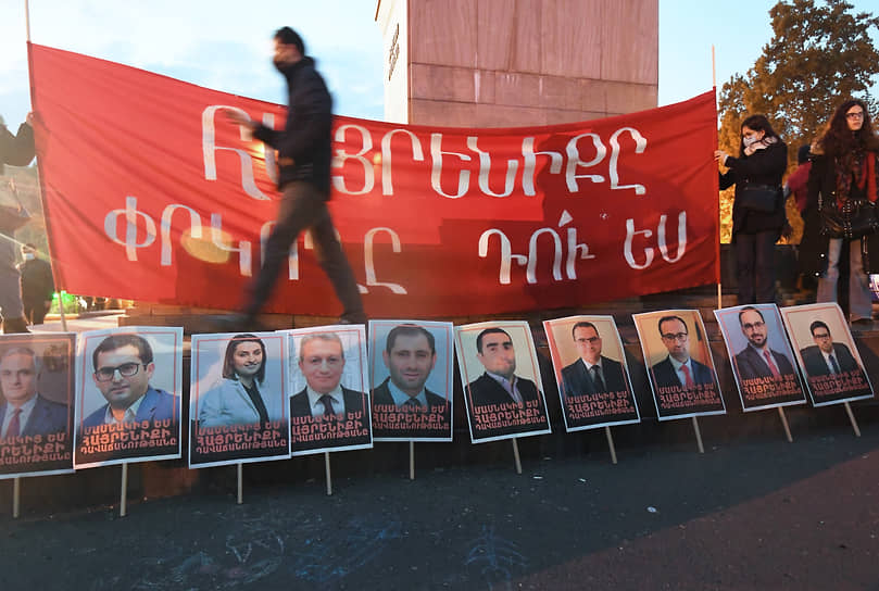 Ереван, Армения. Митинг с требованием отставки премьер-министра Никола Пашиняна на площади Свободы 