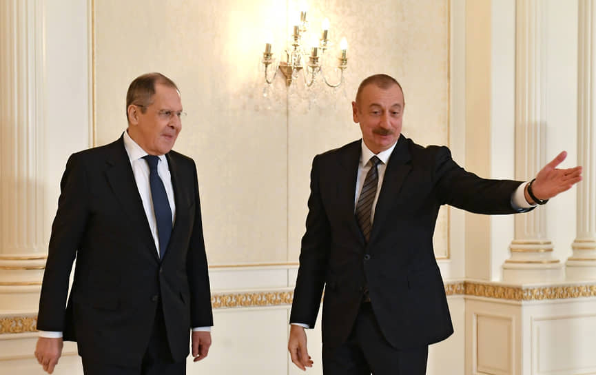 Президент Азербайджана Ильхам Алиев (справа) и министр иностранных дел РФ Сергей Лавров