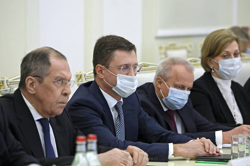 Министр иностранных дел России Сергей Лавров (слева) и заместитель председателя правительства России Александр Новак (второй слева)